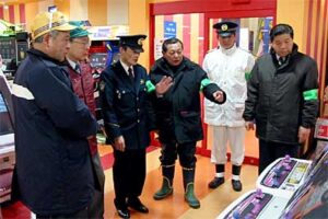 特別警戒でアミューズメント施設をパトロール