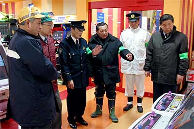 特別警戒でアミューズメント施設をパトロール