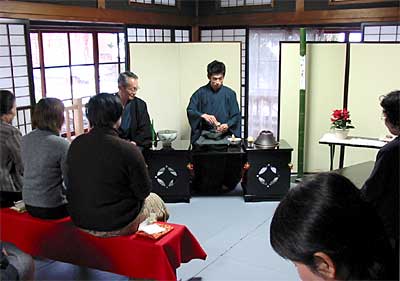 男子茶遊会がクリスマスをテーマに開いた第10回市民呈茶席