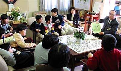 ことしも高橋燕市長に手づくりカレンダーを持参したひまわり学年児童