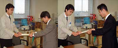 同一確認請求の申請書を手渡す左が加茂市側の鈴木利益代表、右が田上側の熊倉勝昌委員