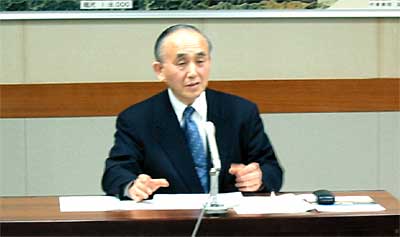 市役所で記者会見する小池清彦加茂市長