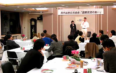 燕市内のALT2人をゲストスピーカーに開かれた燕市国際交流協会の国際交流の集い