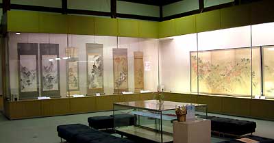 未公開の三条文人の作品を中心に展示する三条市歴史民俗産業資料館の所蔵品展