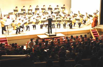 ステージも客席もいっぱいだった三条市吹奏楽団のクリスマスコンサート2002