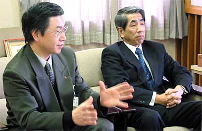 燕市役所を訪れて寄付の目録を手渡した(株)山下家具の山下社長と石田燕店店長