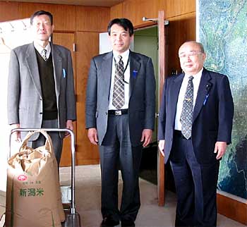 左から高橋三条市長、土田大島電機社長、嵐県議