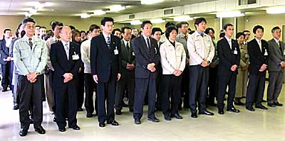 高橋三条市長の年末のあいさつを聞く市職員