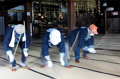 棒で畳をたたく門前信徒