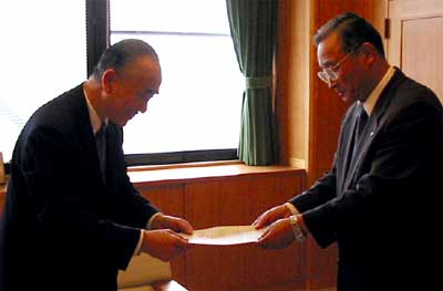 佐藤田上町長(右)に回答書を手渡す小池加茂市長(左)