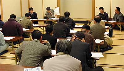 加茂市と田上町の合併を推進するまちづくり市民会議の集会で住民発議の署名活動を説明