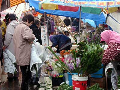 不景気を感じさせないにぎわいだった大みそかの歳の市