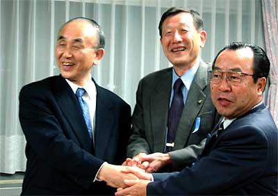 左から小池清彦加茂市長、高橋一夫三条市長、高橋甚一燕市長で、合併したかのようなにこやかな握手でも、合併に対する考え方は遠い