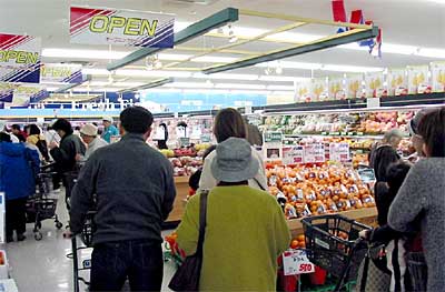 マルイ中央店として生まれ変わり、3か月ぶりににぎわいを取り戻した店内