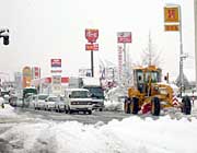 三条須頃地内の国道8号線では県が日中除雪