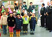 合唱を披露する園児