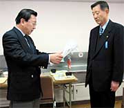 加藤角利産業社長(左)から高橋市長(右)にモチ米など寄付の目録を贈呈