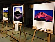 イーゼルに並ぶ富士山写真