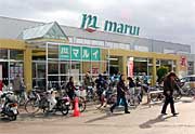 「まるよし」から「マルイ」に変わった看板