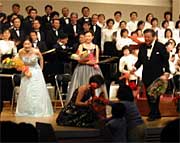 出演者に会場から花束