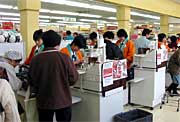 日中からレジに客が並び、出足順調なオープン初日