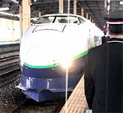 ホームに滑り込む「とき314号」