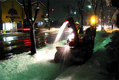 日没過ぎも続いた歩道除雪、三条第二中付近で