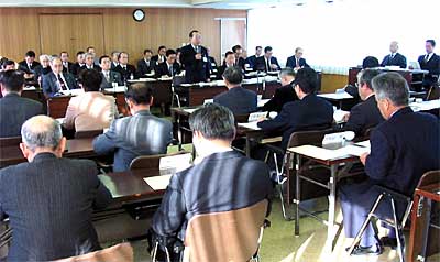9日開かれた燕市議員総会で市町村合併についての市民意向調査の実施を決める