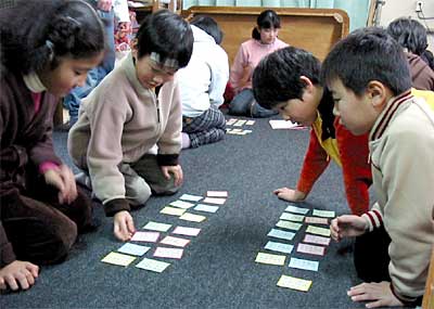 11日、丸井今井邸で開かれたことし最初の百人一首教室