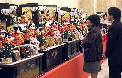 ピアッツァ鶴亀社に展示されているずらりとそろったひな人形