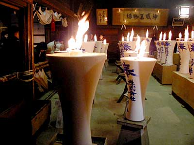 14日夜から15日未明にかけて行われた八万宮の献灯祭り、灯りを灯し続ける和ろうそく