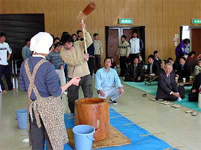 15日、杉の子工房で開かれたモチつき大会
