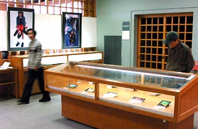 30日まで三条市立図書館で開かれている蝶名林さんの個展「自然や人とのふれあい写真展」