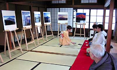 茶や甘酒とともに写真で富士を観賞できる「2003迎春・富士山写真展」