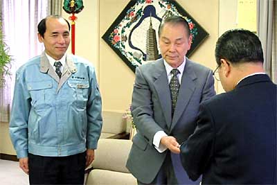左から(株)ホクエツの山浦善和宅配トマト事業部係長、浅野金六会長、高橋甚一燕市長