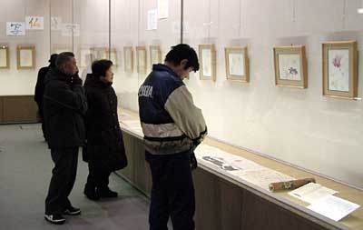 3月30日まで三条市歴史民俗産業資料館で開かれている岩田正巳スケッチ素描展