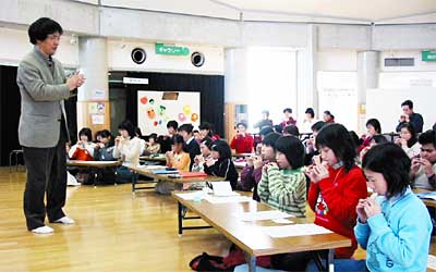 26日、燕市児童研修館「こどもの森」で開かれた黒坂黒太郎さんが講師のコカリナ講座