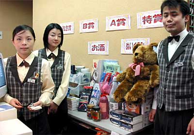「いい湯らてい」のカウンター内に並ぶスピードくじの景品
