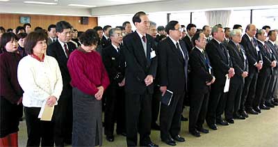 燕市役所で高橋甚一燕市長の年頭のあいさつを聞く市職員