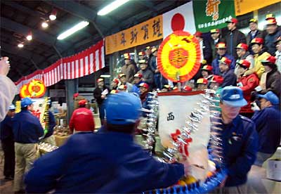 新印青果西部地方卸売場の初競りで次々と競り落とされる縁起物の宝船