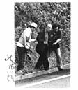 捧さんが最後に撮った秋山さんの写真。昨年8月、佐渡でスタッフに支えられて段差を超える秋山さん。