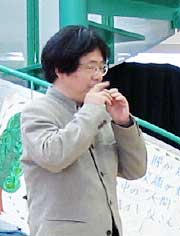 一昨年1月に燕市児童研修館で開かれたコカリナ講座でコカリナを演奏する黒坂さん