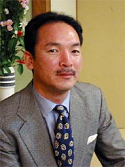 平成15年度(協)三条工業会青年部会長に決まった山井太(株)スノーピーク代表取締役