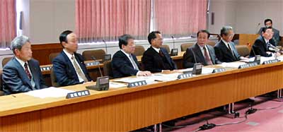 『議会だより臨時号』発行で記者会見する加茂市議会合併特別委員会