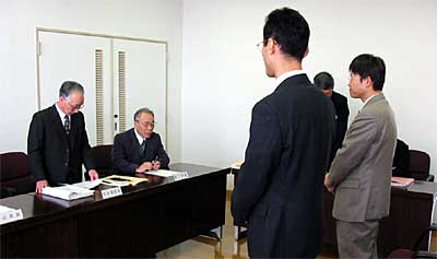 田上町選挙管理委員会に署名を提出するまちづくり市民会議