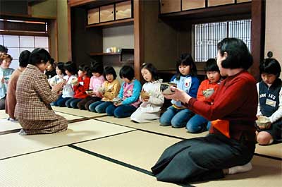 丸井今井邸の子ども抹茶教室、「お茶碗を拝見します」と子どもたち