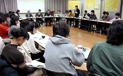 三条市勤労青少年ホーム「ソレイユ三条」で高橋一夫三条市長を囲んで座談会