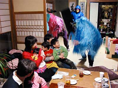 三条市三柳で大暴れの鬼に逃げまどう子どもたち