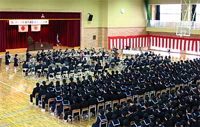 燕市立燕中学校の新しく生まれ変わった屋内運動場アリーナで竣工式