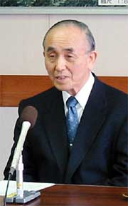 20日付けの新公約を発表する小池加茂市長